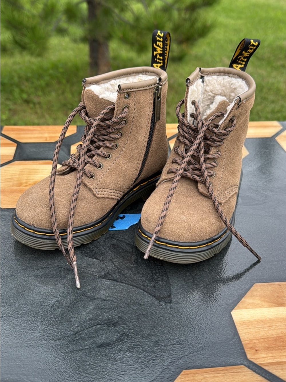 Dr. Martens Kids faux fur lined boots - Size US 9